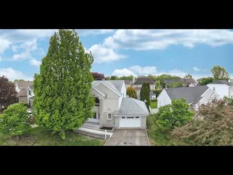 Vue aérienne d’une propriété et de son terrain pour une présentation immobilière